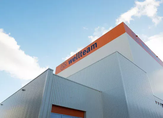 Das wellteam Gebäude mit blauem Himmel.